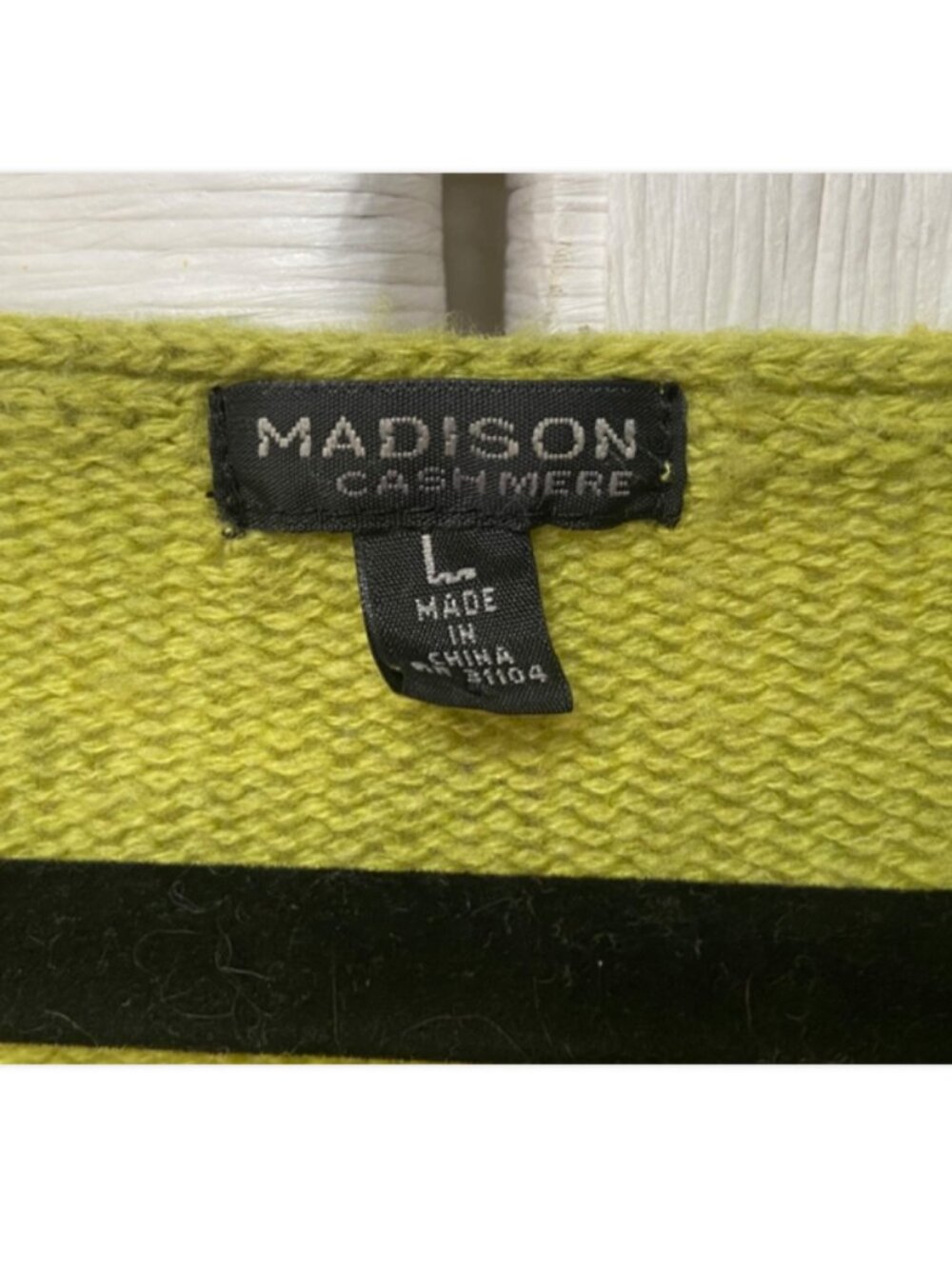 Madison 100% Cashmere Lime Green V Neck Knit Sweater Size L - Picture 3 of 8